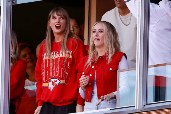 taylor swift chiefs game:Best How Music and Football Made Headlines